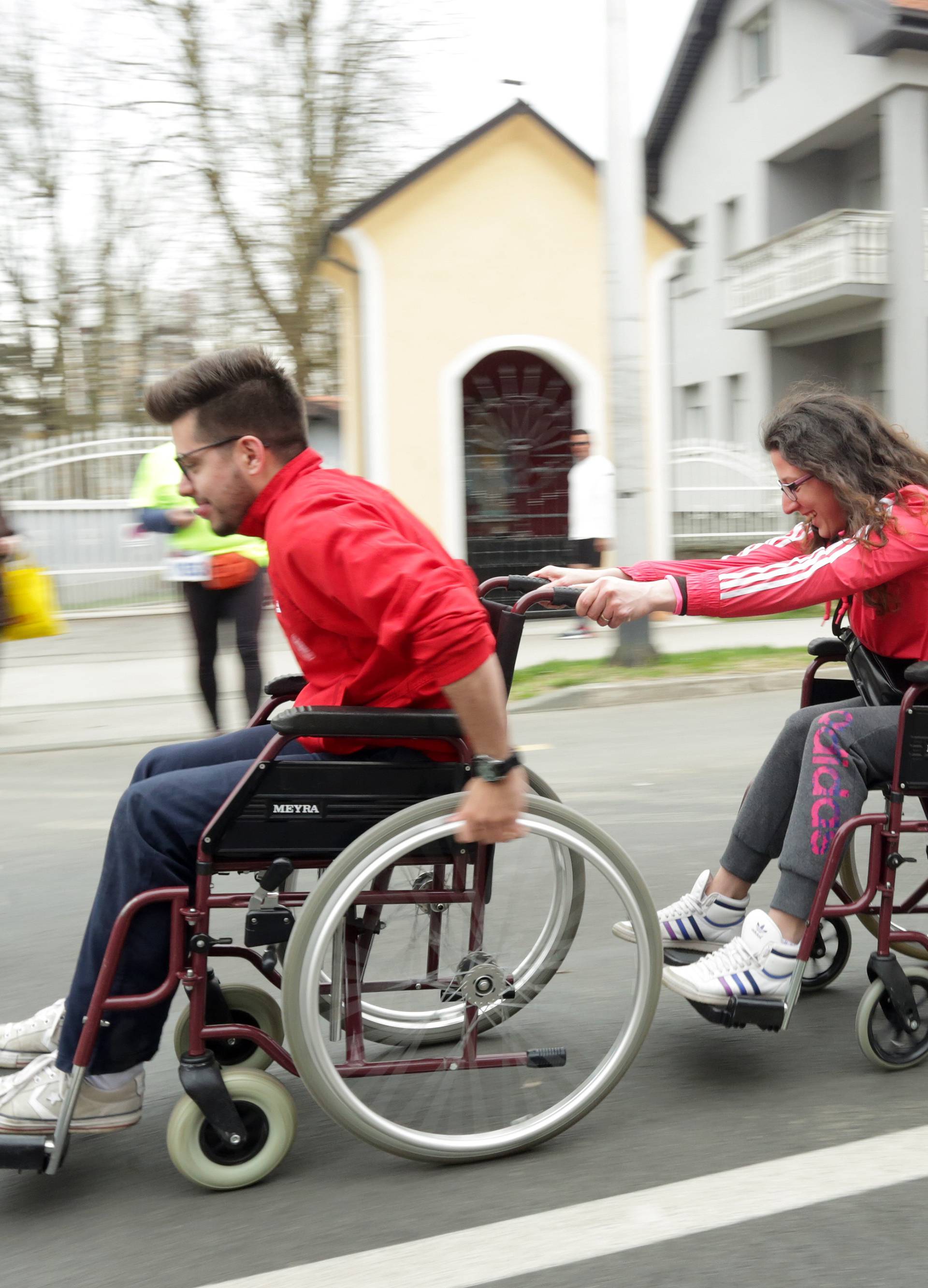 Prevarili ih: Dobili ovrhu zbog struje, a imaju jednu žarulju...