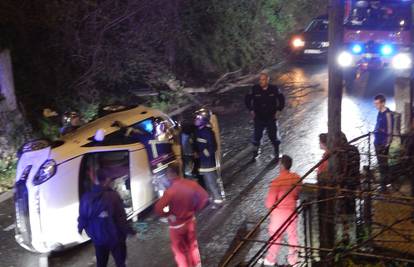 Auto završio na boku, vozača su morali izvući kroz prtljažnik