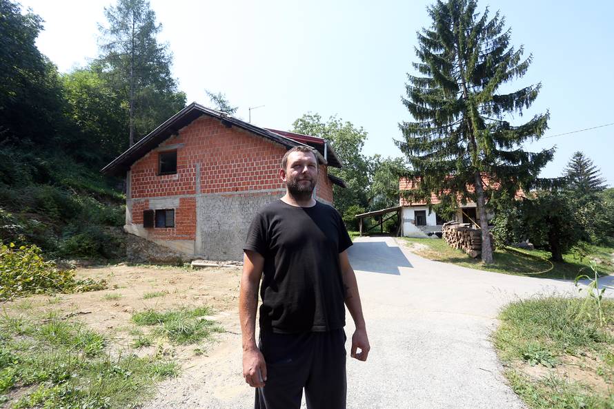 'Jesam ti rekel': Prijatelj rušio stablo i srušio mu ga na kuću!