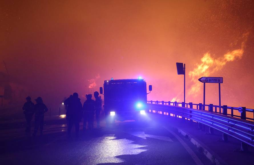 Požar kod Omiša: Evakuiran velik broj turista i mještana, pred vatrogascima je besana noć