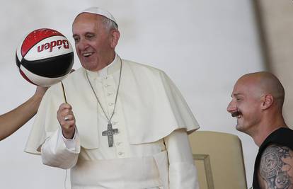 Nagradnjača u Vatikanu: Papa na tomboli dijeli skupe darove