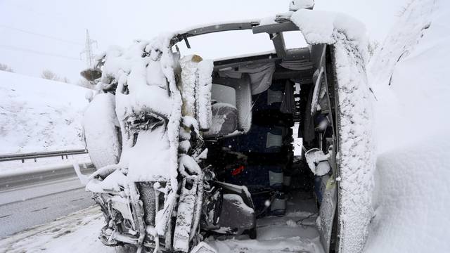 U prevrtanju autobusa na autocesti poginula jedna osoba