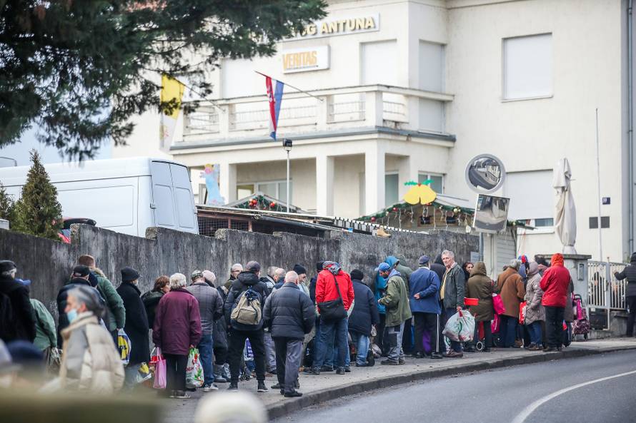 Zagreb: Podijela toplih obroka na Svetom duhu