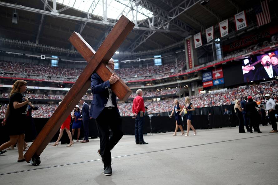 Na komemoraciju Charlieja Kirka donio križ visok tri metra: Vukao ga je na kotačićima