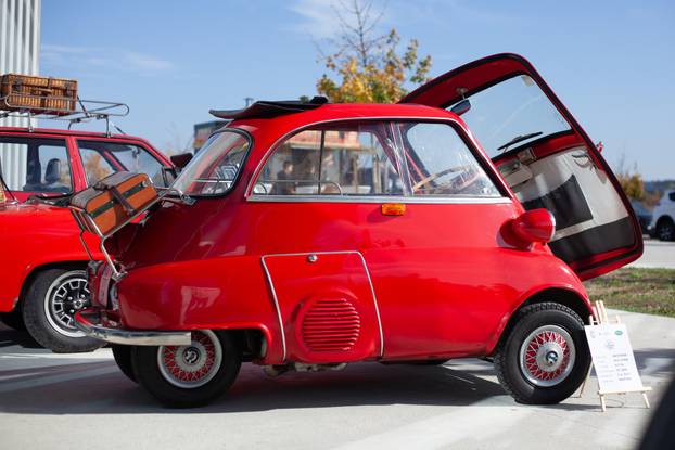 Osijek: Izložba oldtimer vozila ispred Gospodarskog centra