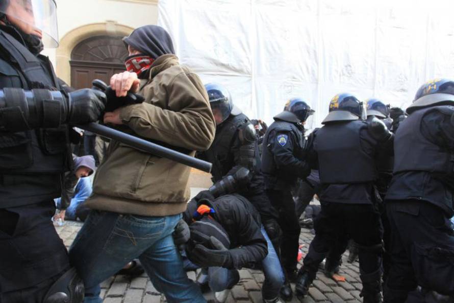 Krv na ulicama: Nasilnici su razbijali i kamenovali policajce