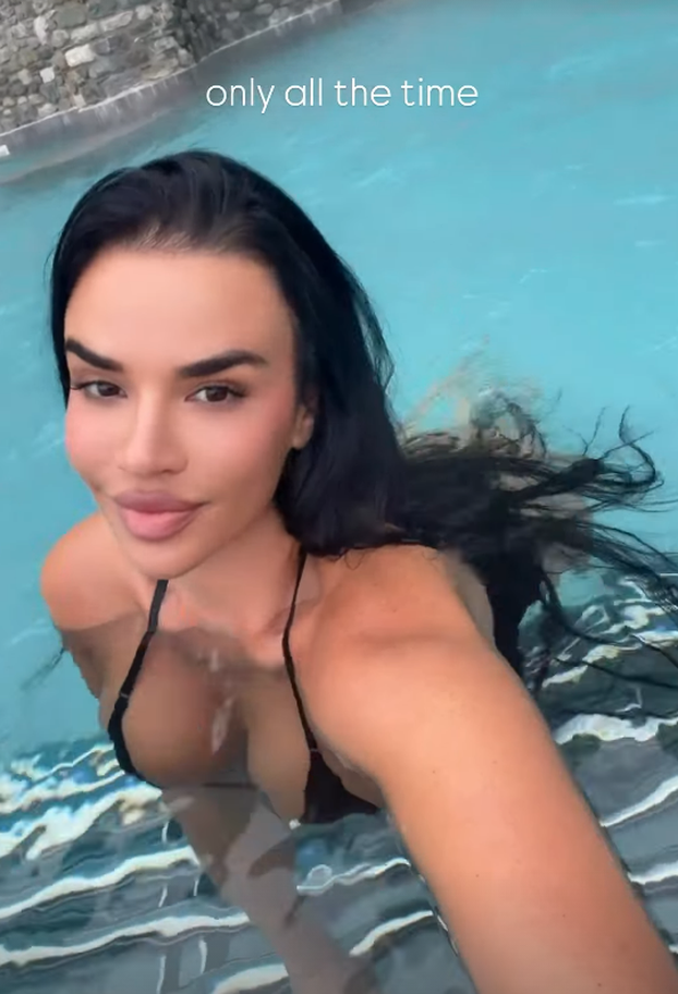 FOTO Ivana Knoll uživala u snježnoj Švicarskoj: Zapalila atmosferu pa uskočila u bazen