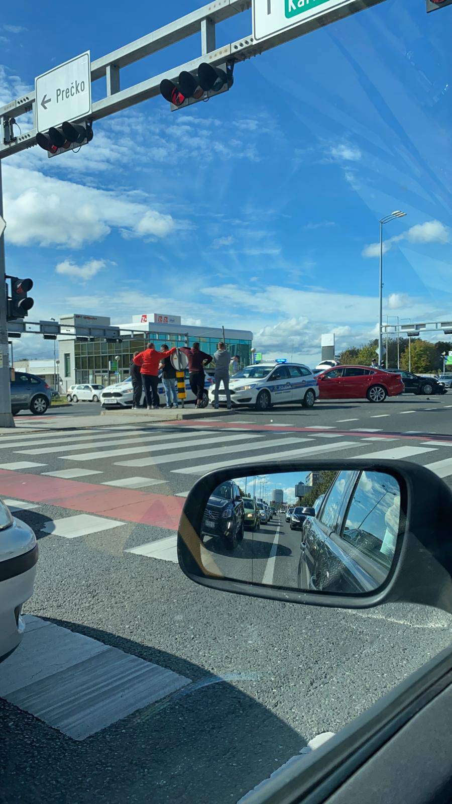 Sudarila se dva automobila u Zagrebu, jedan čovjek ozlijeđen