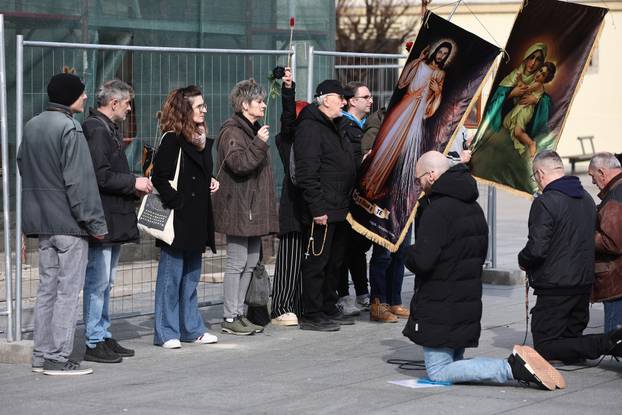 Dok u Osijeku jedni mole, drugi pak redovito u prosvjedu
