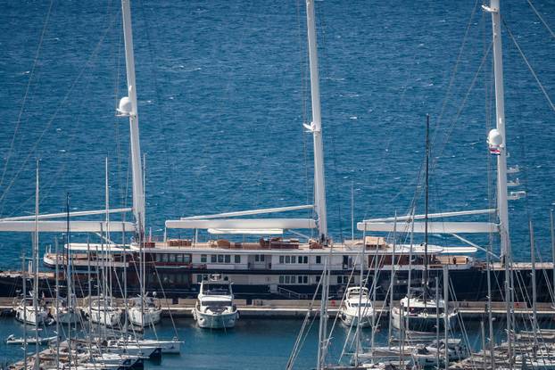 U Marini Kaštela već danima su privezane luksuzne jahte Jeffa Bezosa
