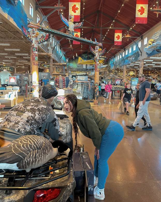 FOTO 'Imam toliko velike grudi da me svi mrze. Nisu umjetne!'