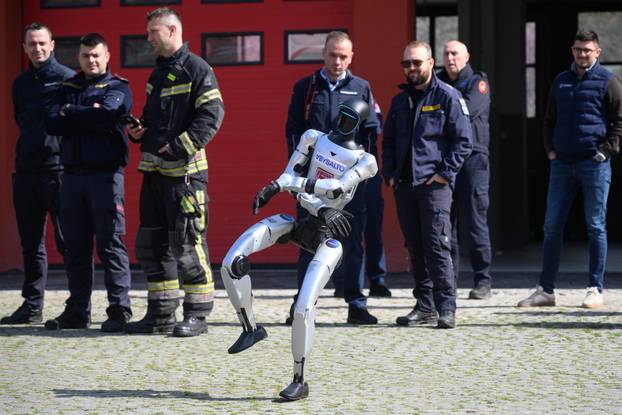 Zagreb: Demonstracija suradnje vatrogasne postrojbe i robotskog psa Unitree Go2 
