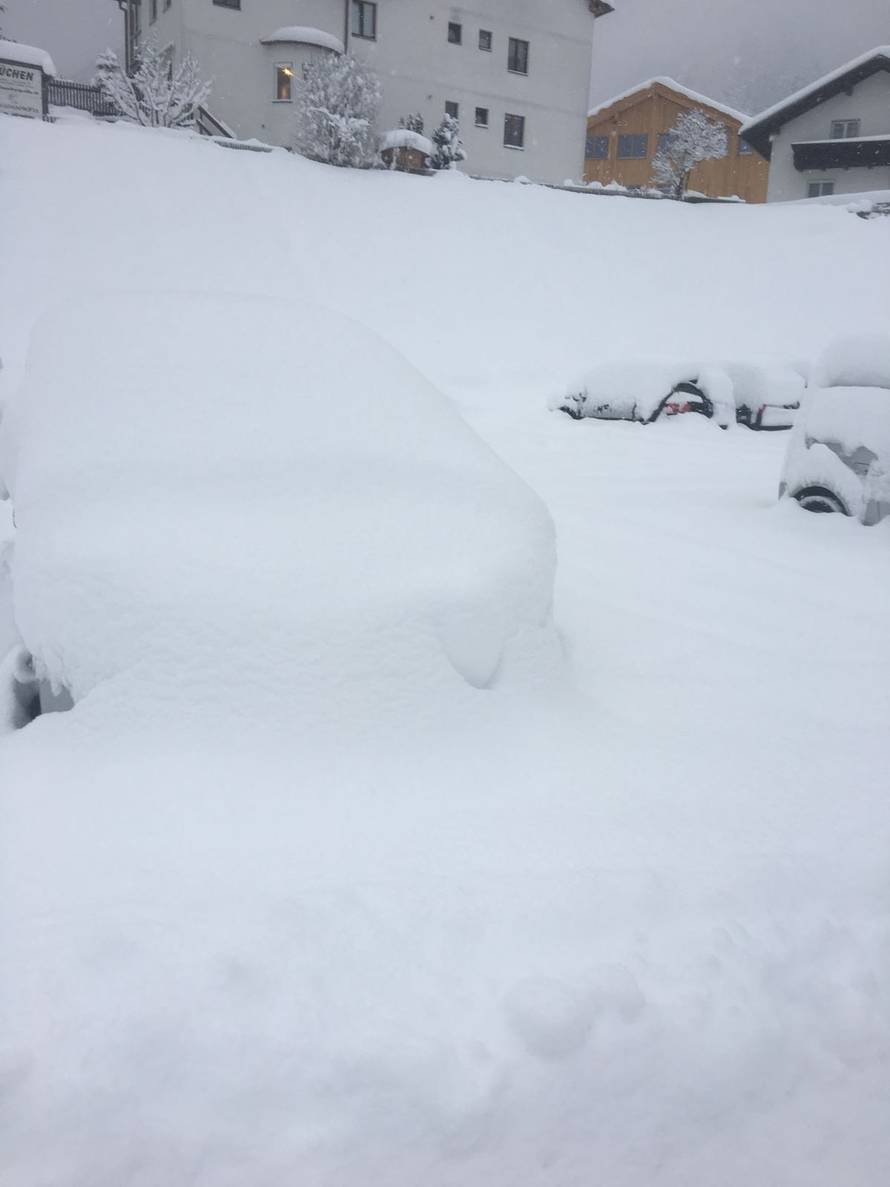 Hrvati zatočeni u Tirolu: Snijeg je zatrpao aute, ovdje je kolaps