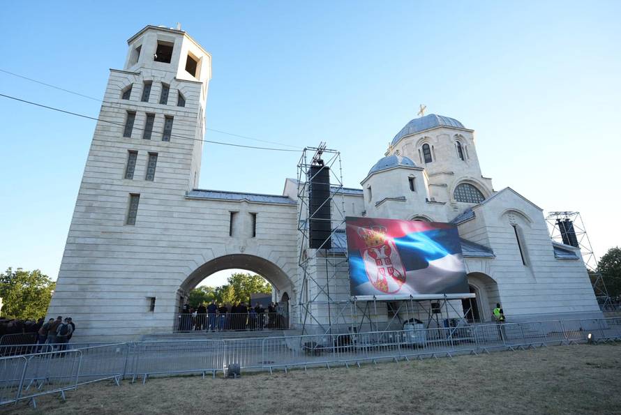 Beograd: Brojni građani došli odati počast ratnom zločincu Ratku Mladiću