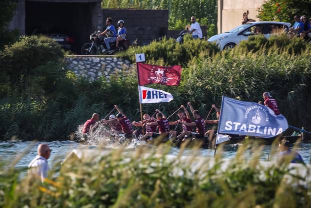 Maratonci u lađama kroz Opuzen