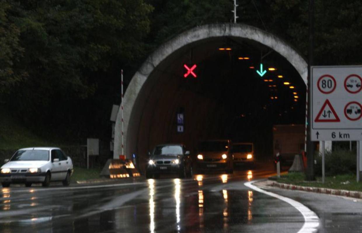 Ljepotica bi ušla u auto vozaču i gatala mu, a potom bi isparila