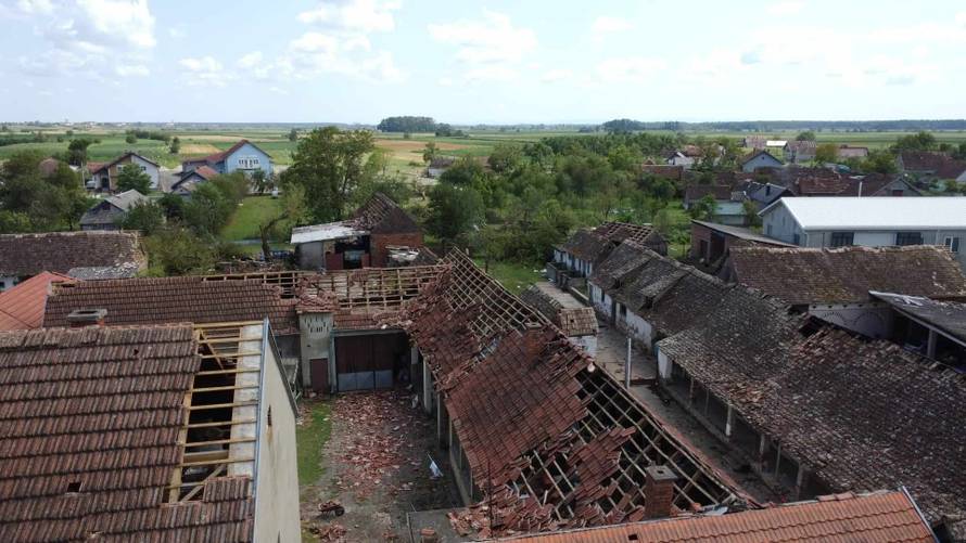 FOTO: Cerna je razorena u oluji, stradala nam je škola, a već četiri dana nemamo ni struje!