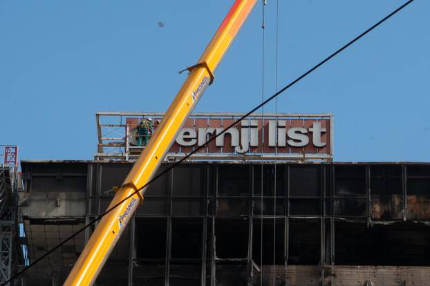 Zagreb: Uklanjanje natpisa Večernji list sa zgrade Vjesnika 