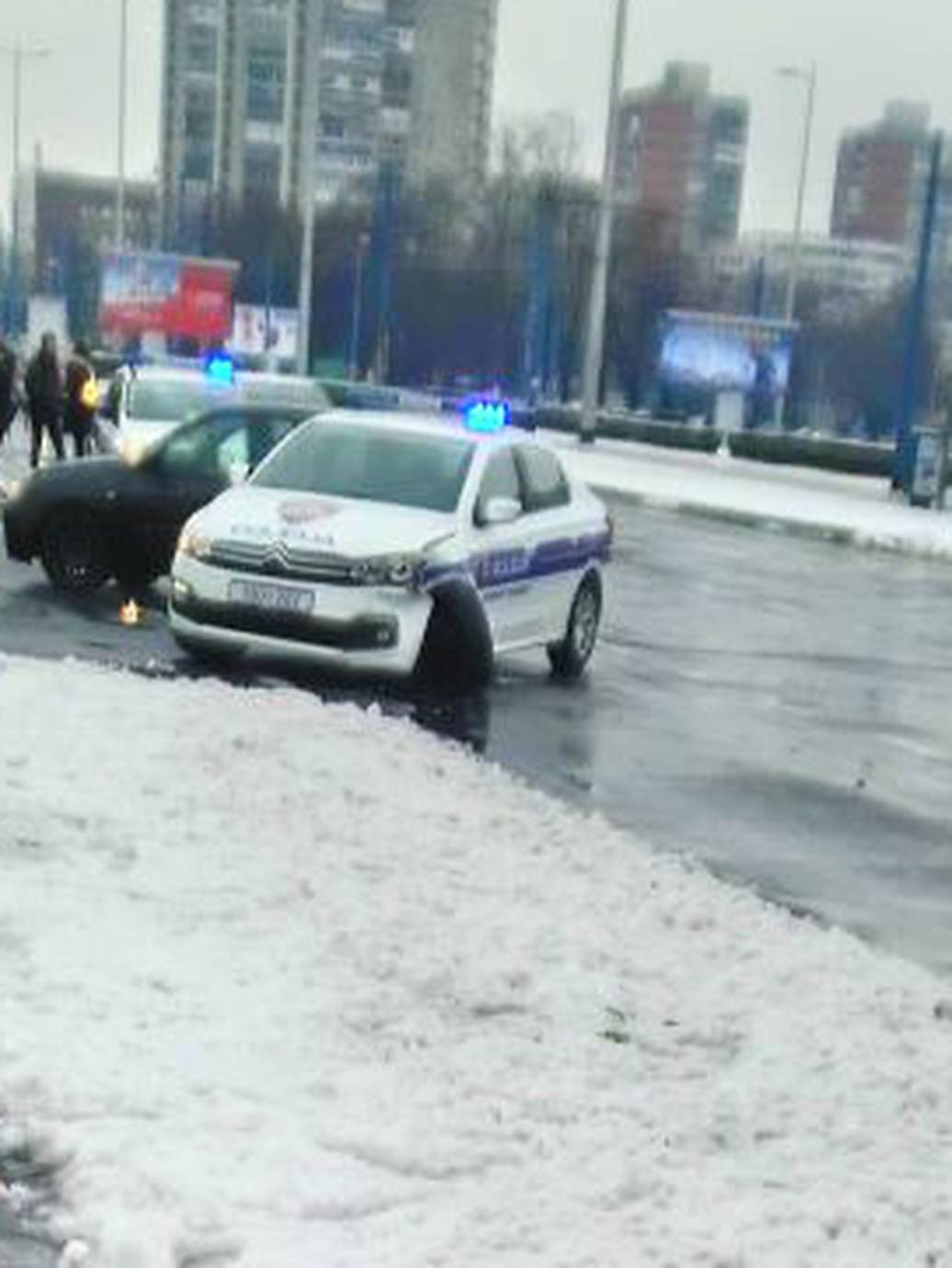 Udario je u policijski auto s upaljenim sirenama i rotirkama