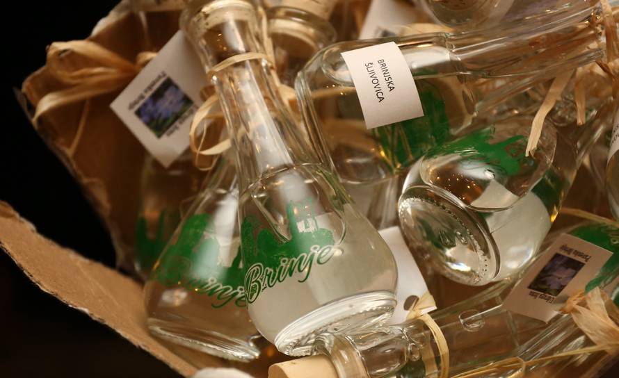 Hrvati najčešće piju kod kuće, a najviše liker, rakiju, viski i gin