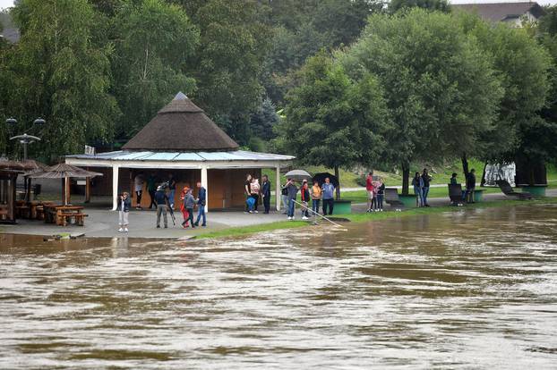 Mursko Središće: Rijeka Mura izlila se na šetnicu