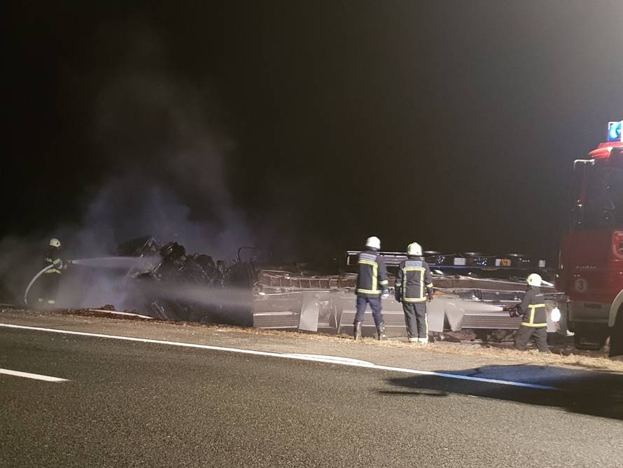 Na autocesti Bregana-Lipovac cisterna se prevrnula i zapalila