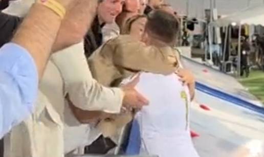 FOTO Usred slavlja Hajduka je otr&ccaron;ao po njen poljubac. Ona ga je podr&zcaron;ala kad je htio odustati