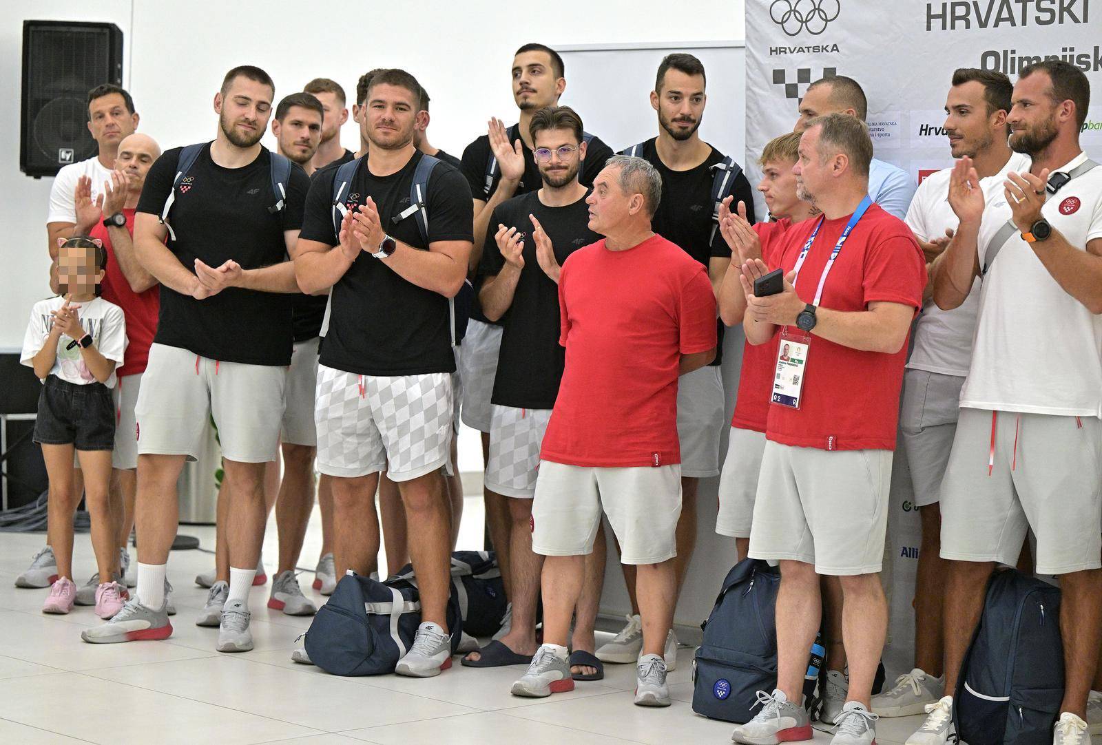 Zlatni Sinkovići i drugi olimpijci vratili se u Hrvatsku: 'Javnost je preoštra prema rukometašima'