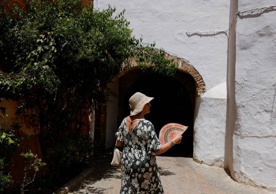 Spain faces first summer heatwave