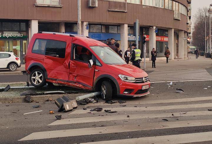 Krš i lom u Zagrebu: Sudar na jednom od prometnijih raskrižja u gradu. Dijelovi svuda po cesti