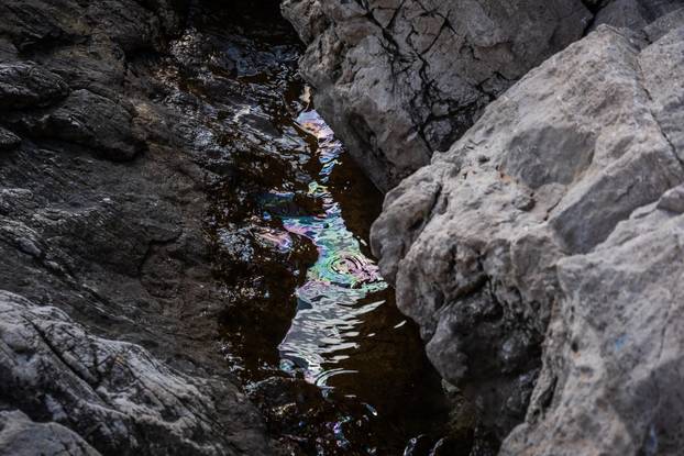 Na Hvaru došlo do onečišćenja mora nakon što je iz obližnje Inine pumpe iscurila velika količina nafte