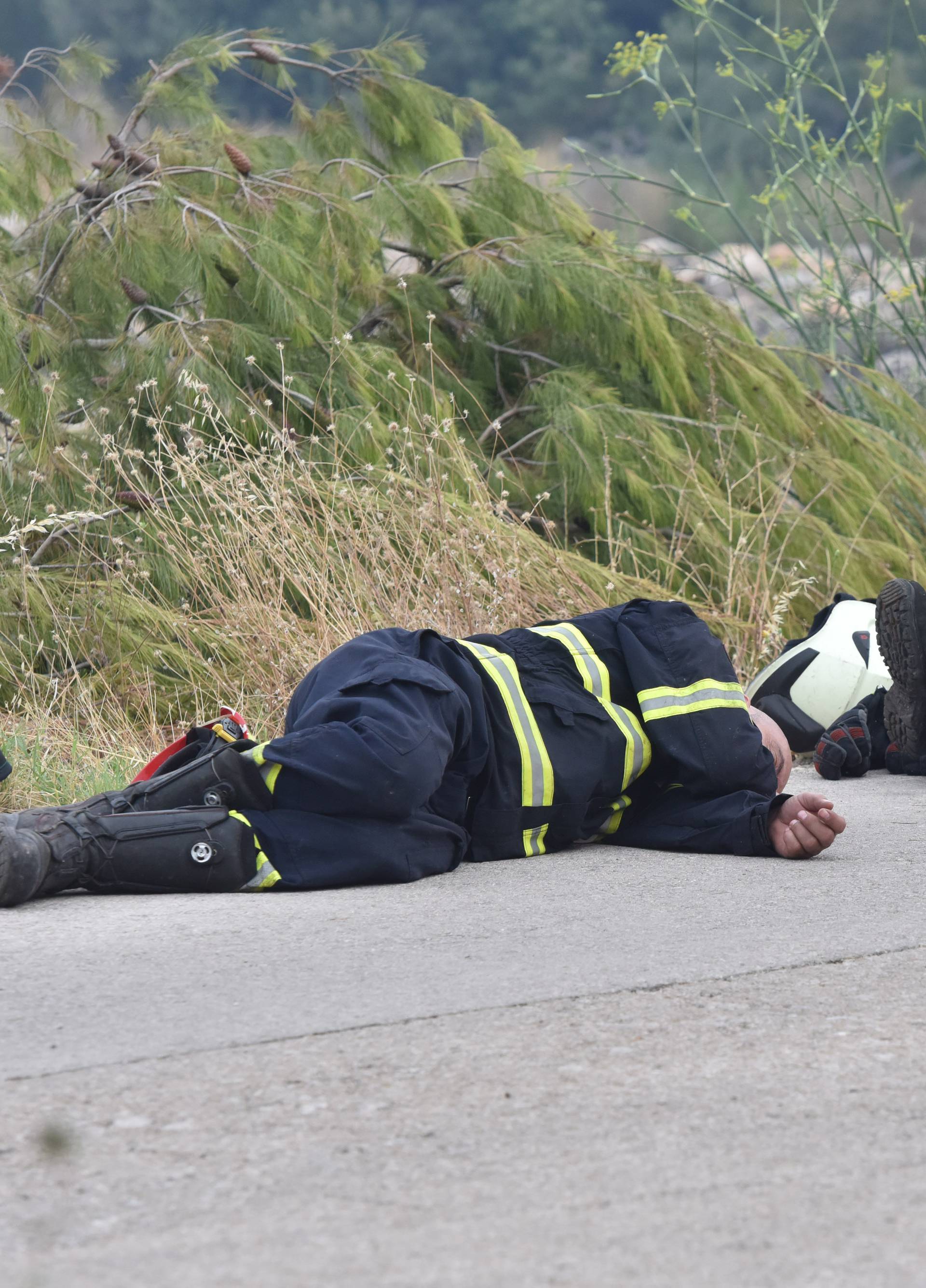 Oni su naši heroji: Cijelu noć su se borili pa zaspali na asfaltu...