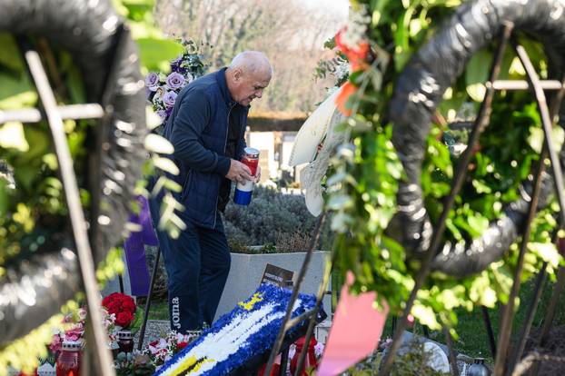 Zagrepčani posjećuju grob Milana Bandića na petu obljetnicu smrti 