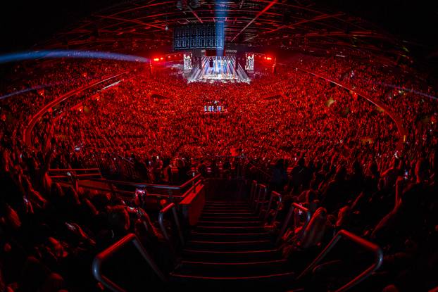 FOTO 'Pogled ispod resica': Severina ni drugi dan koncerta nije skidala svoj 'dlakavi' šešir