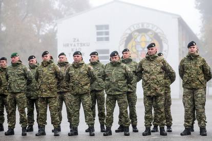 FOTO Emotivni odlazak: Obitelji ispratile hrvatske vojnike na Kosovo, došao je i Milanović