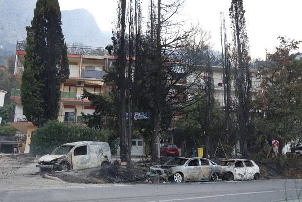 Požar kod Omiša i dalje bukti