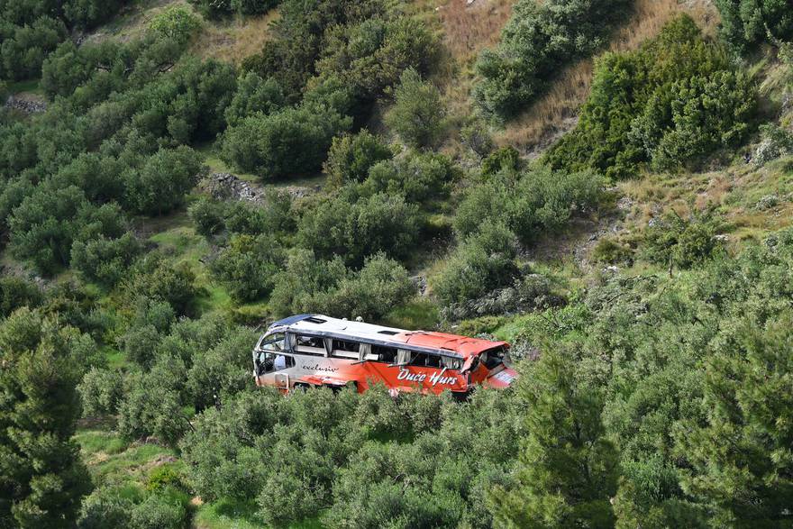 U Krvavici pored Makarske sletio s ceste autobus Duće Toursa