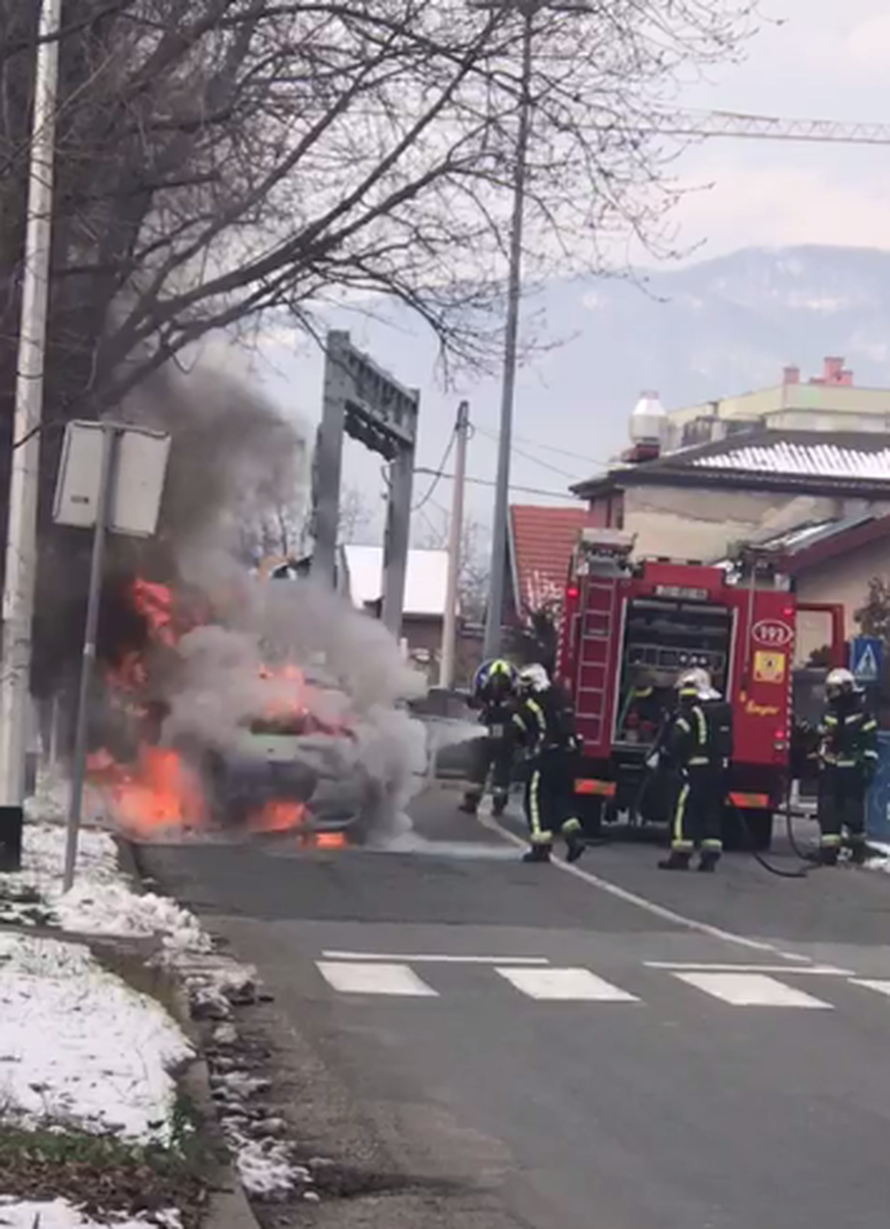 Video: Zapalio se auto u vožnji na zagrebačkim Srednjacima