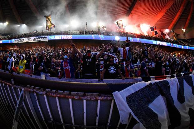 People et supporters au Parc des Princes pour assister à la finale de la ligue des Champions UEFA 2020 sur écran géant à Paris