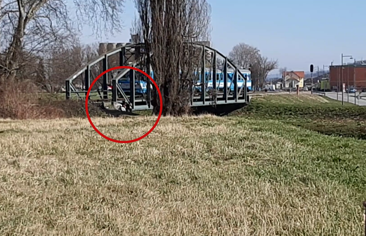 Požeški školarci zavukli se pod most i snimali: 'Vlak je trubio'