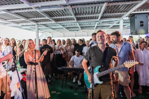 Split: Koncert u čast Oliveru Dragojeviću  na trajektu za Velu Luku