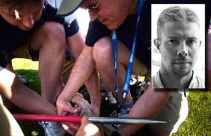 SAD: Fotograf snimio kako mu je koplje probolo nogu