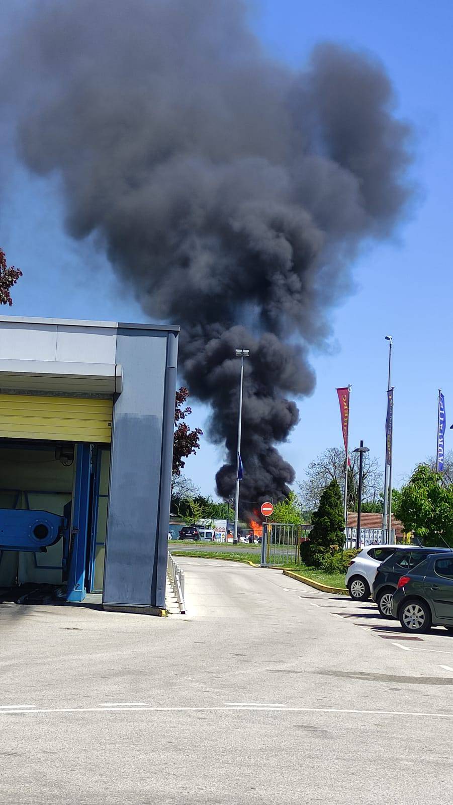 Izgorjelo smeće, plastika i papir, vatra je pod kontrolom. Kalinić: 'Kvaliteta zraka nije narušena'