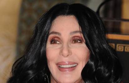Cher: Htjela sam se baciti s balkona jer me Sonny varao