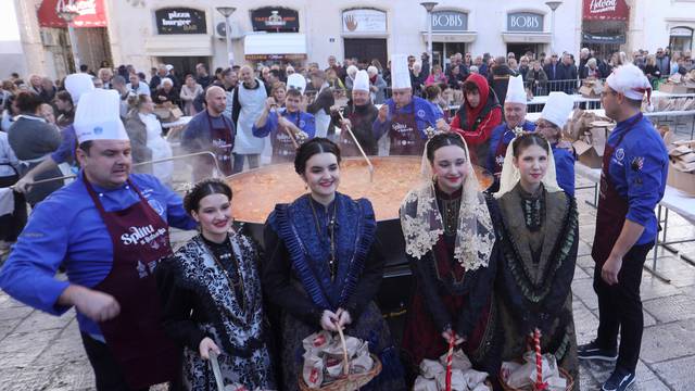 U Splitu građanima podijeljeno pet tisuća porcija bakalara i fritula