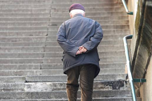 Istražili smo cijene domova za starije! Umirovljenici u očaju, negdje traže mjesečno i 2000 €