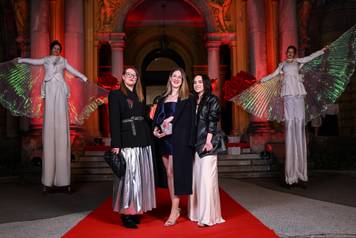 Zagreb: Dolazak uzvanika na dodjelu medijske nagrade "Ve&ccaron;ernjakova ru&zcaron;a" u Hrvatskom narodnom kazali&scaron;tu