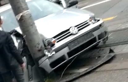 Prometna nesreća u Zagrebu: Autom udario u rasvjetni stup