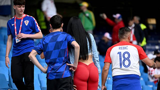 Hamburg: Ivana Knoll pozirala i slala poljupce s tribine uoči utakmice Hrvatska - Albanija
