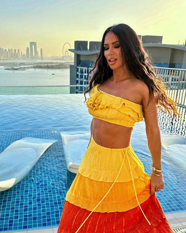 FOTO Zanosna crnka osvojila je splitsku publiku. Svi su gledali u njezinu žutu haljinu i trbušnjake